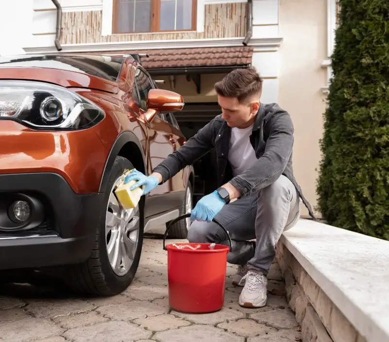Lavage auto à domicile Laval-sur-Doulon : professionnel intervenant sur un véhicule